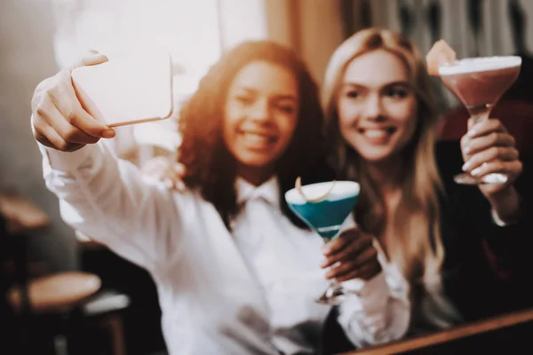 Selfie Mädchen Ordnung Cocktails Sitzen Bar Gruppe Junger Menschen Ruhe — Stockfoto