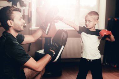 Baba ve oğlu boks egzersizleri spor salonunda eğitim. Ebeveynlik ilişki. Sportif aile kavramı. Aktif yaşam tarzı. Boks eldivenleri çocukta. Holiday Leisure. Birlikte çalışma dışarı. Fitness gün.
