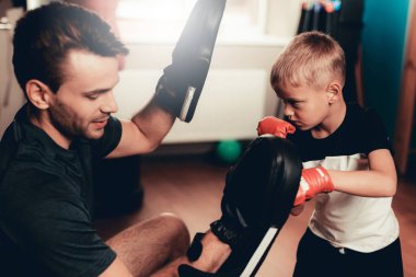 Baba ve oğlu boks egzersizleri spor salonunda eğitim. Ebeveynlik ilişki. Sportif aile kavramı. Aktif yaşam tarzı. Boks eldivenleri çocukta. Holiday Leisure. Birlikte çalışma dışarı. Fitness gün.
