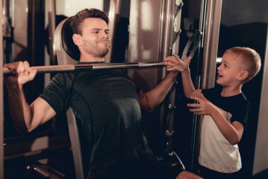 Baba-halter kaldırma sırasında oğlu destek. Ebeveynlik ilişki. Sportif aile kavramı. Aktif yaşam tarzı. Mutlu çocukluk. Holiday Leisure. Birlikte çalışma dışarı. Fitness gün.