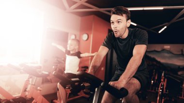 Baba ve oğul üzerinde bisiklet yolu spor eğitimi vardır. Ebeveynlik ilişki. Sportif aile kavramı. Aktif yaşam tarzı. Mutlu çocukluk. Holiday Leisure. Birlikte çalışma dışarı. Fitness gün.