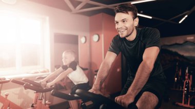 Baba ve oğul üzerinde bisiklet yolu spor eğitimi vardır. Ebeveynlik ilişki. Sportif aile kavramı. Aktif yaşam tarzı. Mutlu çocukluk. Holiday Leisure. Birlikte çalışma dışarı. Fitness gün.