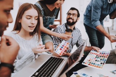 Beyin fırtınası. Bak. Genç insanlar. Farklı uluslardan. Tasarımcılar. Genç uzmanları. Renkler için tasarım seçin. Ekip çalışması. Tartışma. Tasarım stüdyosu. Çok etnik. Proje. Yaratıcı. Çalışma alanı.