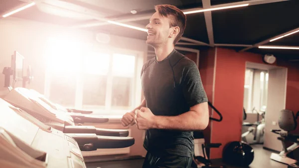 Deportista Está Corriendo Con Hipódromo Gimnasio Cuerpo Sudor Ocio Vacaciones —  Fotos de Stock