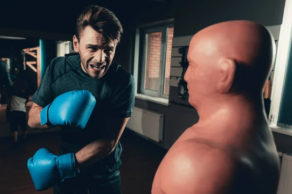 Hombre Gimnasio Está Entrenando Tiros Con Una Caja Maneken Hombre — Foto de Stock