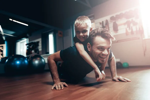 Homem Está Fazendo Empurrar Ups Ginásio Com Filho Costas Relação — Fotografia de Stock