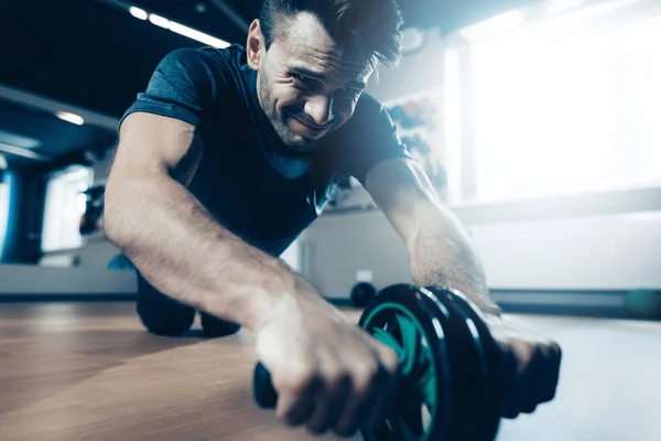 Sporty Man Sta Facendo Esercizi Con Ruota Della Palestra Stile — Foto Stock