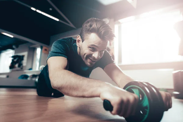 Sporty Man Está Haciendo Ejercicios Con Rueda Del Gimnasio Estilo —  Fotos de Stock