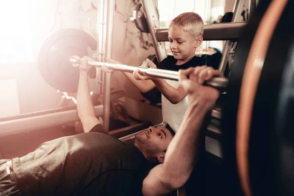 Apoio Filho Pai Enquanto Levanta Campainha Relação Paternidade Conceito Família — Fotografia de Stock