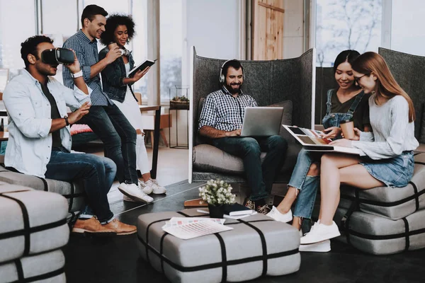 Brainstorming Polsterhocker Schauen Sie Jugendliche Anders Designer Junge Spezialisten Wählen — Stockfoto