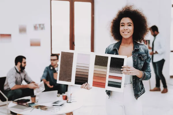 设计工作室 卷曲的头发 穆拉托 颜色样本 笔记本 办公室 选择用于设计的颜色 设计师 多民族 创造性 — 图库照片