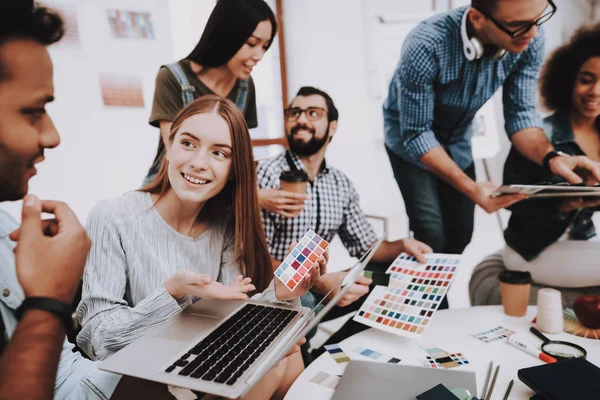 Estudio Diseño Mira Jóvenes Diferentes Nacionalidades Diseñadores Especialistas Jóvenes Elija — Foto de Stock