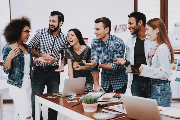 Junge Spezialisten Wählen Sie Farben Für Das Design Schauen Sie — Stockfoto