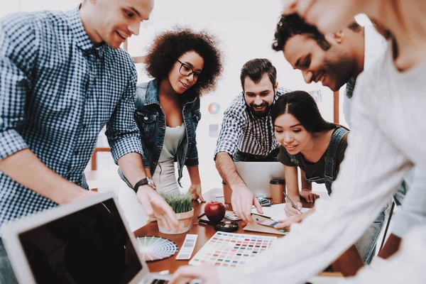 Projektet Titta Unga Människor Olika Nationaliteter Designers Unga Specialister Välja — Stockfoto