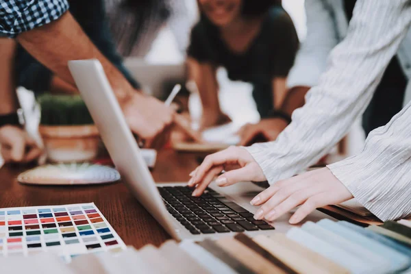 Muestras Color Lugar Trabajo Hombre Laptop Mesa Gafas Teclado Portátil — Foto de Stock