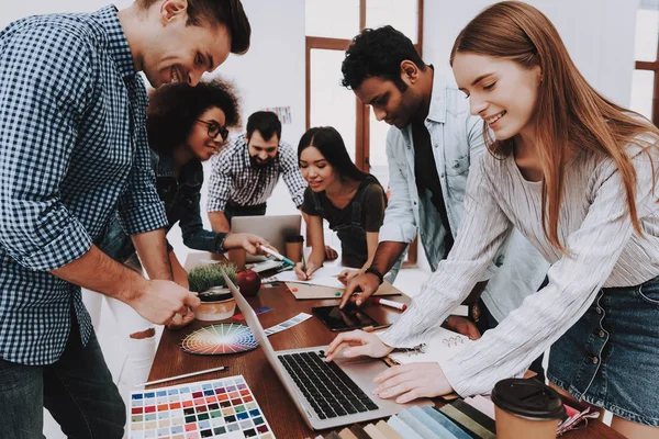 Nacionalidades Diferentes Olha Jovens Designers Jovens Especialistas Escolha Cores Para — Fotografia de Stock