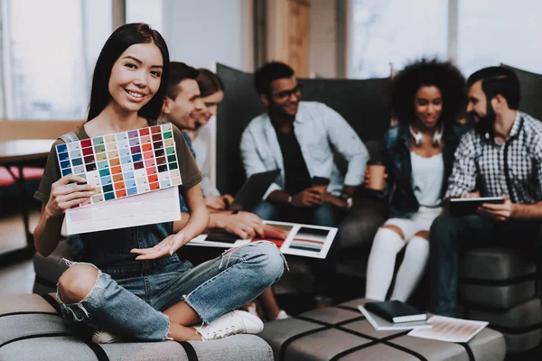 Creativo Taburete Acolchado Mira Jóvenes Diferente Diseñadores Especialistas Jóvenes Elija — Foto de Stock