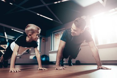 Baba ve oğul itme yapıyorsun Ups spor salonunda. Ebeveynlik ilişki. Sportif aile kavramı. Aktif yaşam tarzı. Dayanıklılık egzersiz. Holiday Leisure. Birlikte çalışma dışarı. Fitness gün.