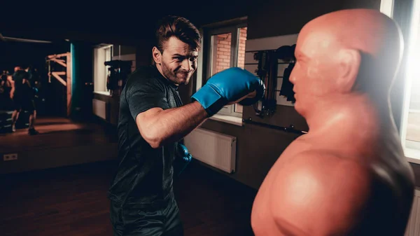 Homem Ginásio Tiros Treinamento Com Uma Caixa Maneken Homem Desportivo — Fotografia de Stock