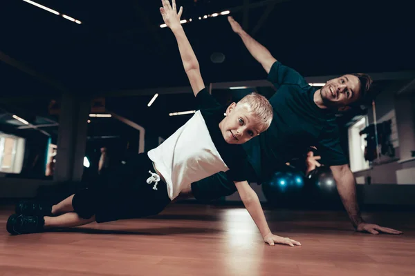 Father Son Doing Press Exercises Gym Parenthood Relationship Sporty Family — Stock Photo, Image