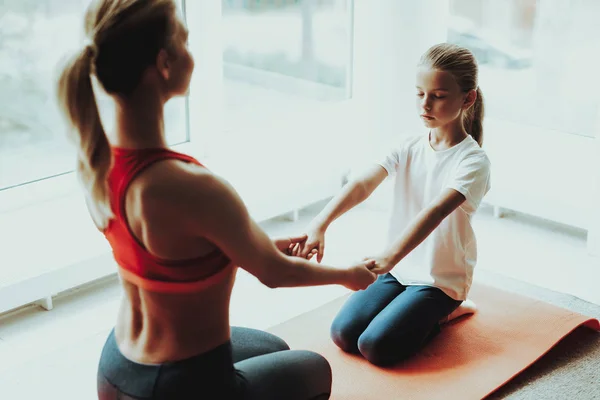 Mother Daughter Sitting Gym Carpet Yoga Concept Meditation Pose Active — Stock Photo, Image