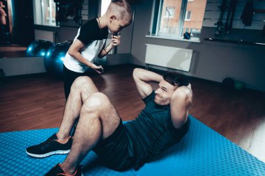 Basın Exersices yaparken baba oğlu destek. Ebeveynlik ilişki. Sportif aile kavramı. Aktif yaşam tarzı. Mutlu çocukluk. Holiday Leisure. Birlikte çalışma dışarı. Fitness gün.