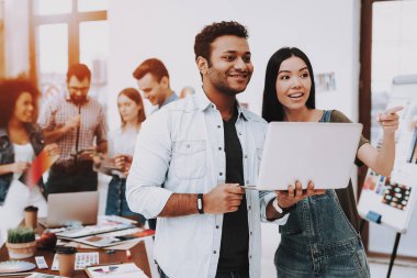 Ekip çalışması. Hintli adam Asyalı kız. Dizüstü bilgisayar. Uzmanlar. Tasarımcılar. Renkler için tasarım seçin. Birlikte çalışır. Office. Tartışma. Beyin fırtınası. Tasarım stüdyosu. Çok etnik. Proje. Yaratıcı. Çalışma alanı.