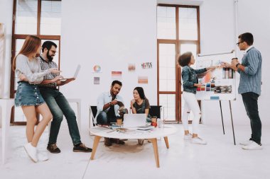 Genç insanlar. Farklı uluslardan. Bak. Tasarımcılar. Genç uzmanları. Renkler için tasarım seçin. Ekip çalışması. Tartışma. Beyin fırtınası. Tasarım stüdyosu. Çok etnik. Proje. Yaratıcı. Çalışma alanı.