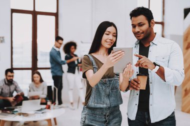 Çok etnik. Tartışma. Adam ve kız. Söz. Genç uzmanları. Tasarımcılar. Renkler için tasarım seçin. Birlikte çalışır. Office. Ekip çalışması. Beyin fırtınası. Tasarım stüdyosu. Proje. Yaratıcı. Çalışma alanı.