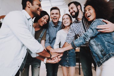 Tartışma. Takım birlik. Bak. Genç insanlar. Tasarımcılar. Farklı. Genç uzmanları. Renkler için tasarım seçin. Ekip çalışması. Beyin fırtınası. Tasarım stüdyosu. Çok etnik. Proje. Yaratıcı. Çalışma alanı.