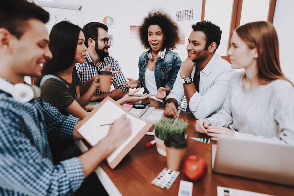 Crea Ideas Mira Jóvenes Diseñadores Diferentes Nacionalidades Especialistas Jóvenes Elija — Foto de Stock