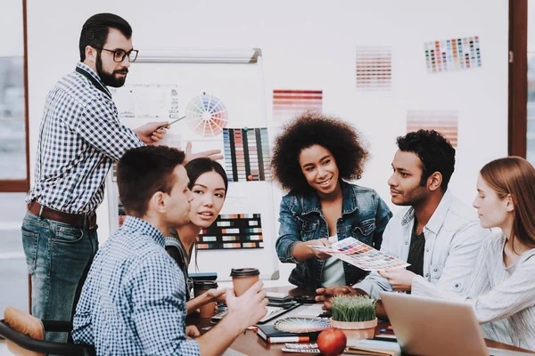 Show Präsentation Whiteboard Designstudio Multiethnisch Projekt Kreativ Schauen Sie Menschen — Stockfoto