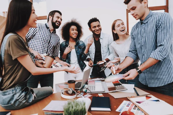 Diskussion Brainstorming Schauen Sie Jugendliche Verschiedene Nationalitäten Designer Junge Spezialisten — Stockfoto