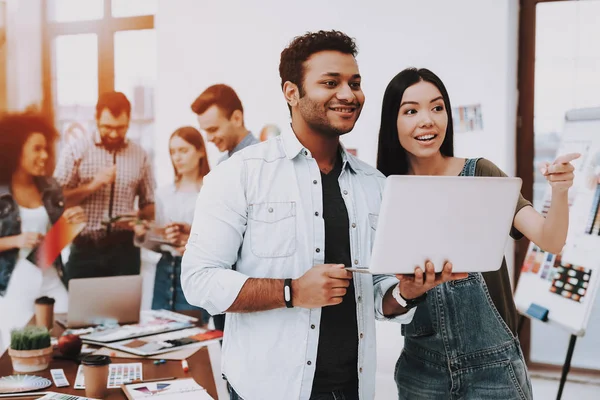 Teamwerk Indiase Man Aziatisch Meisje Laptop Specialisten Ontwerpers Kleuren Kiezen — Stockfoto