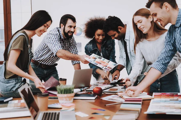 Teamwork Arbeitsplatz Schauen Sie Jugendliche Verschiedene Nationalitäten Designer Junge Spezialisten — Stockfoto