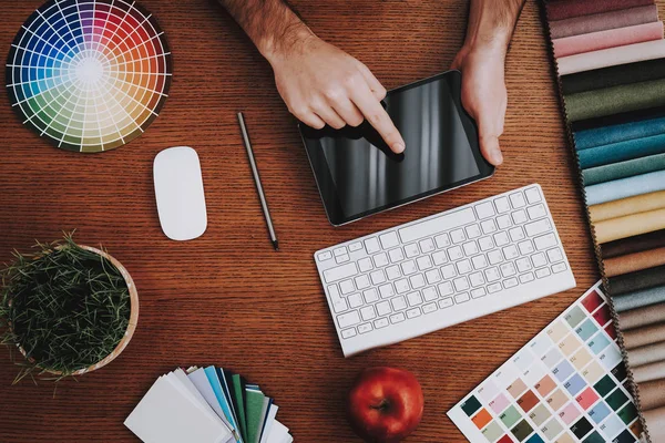 笔记本 笔记本电脑键盘 鼠标和铅笔 设计师 设计工作室 创造性 颜色示例 年轻专家选择 设计颜色 办公室 — 图库照片