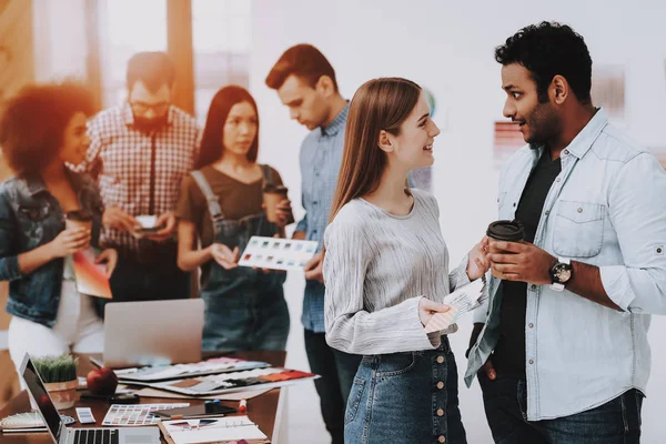 Farben Für Design Schauen Sie Junge Kerle Designer Verschiedene Nationalitäten — Stockfoto