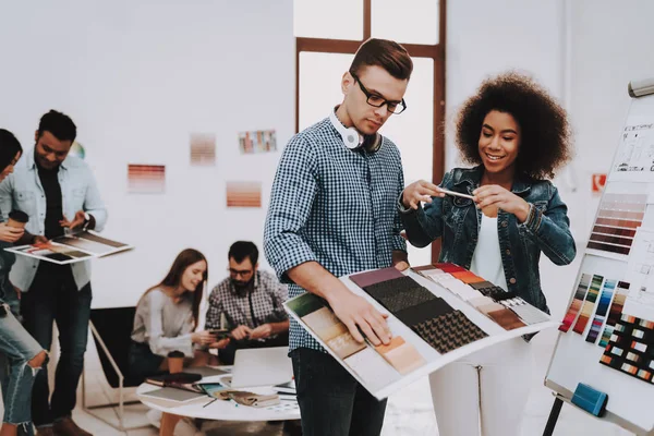 Brainstorming Vit Kille Mulatt Tjej Färg För Design Multietniskt Diskussion — Stockfoto