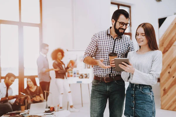 Renkler için tasarım seçin. Adam ve kız. Söz. Genç uzmanları. Tasarımcılar. Birlikte çalışır. Office. Ekip çalışması. Tartışma. Beyin fırtınası. Tasarım stüdyosu. Çok etnik. Proje. Yaratıcı. Çalışma alanı.