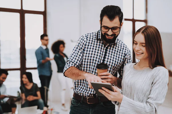 Trabajar Juntos Oficina Guy Girl Hablando Especialistas Jóvenes Diseñadores Elija — Foto de Stock