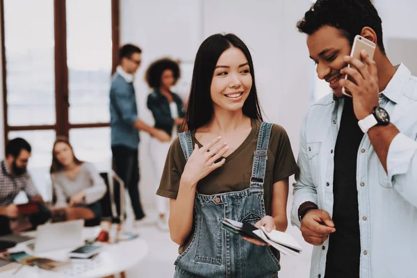 Teamwork Mann Und Frau Reden Junge Spezialisten Designer Wählen Sie — Stockfoto