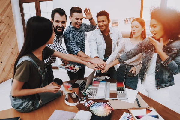 Unidad Equipo Mira Jóvenes Diseñadores Diferente Especialistas Jóvenes Elija Colores — Foto de Stock