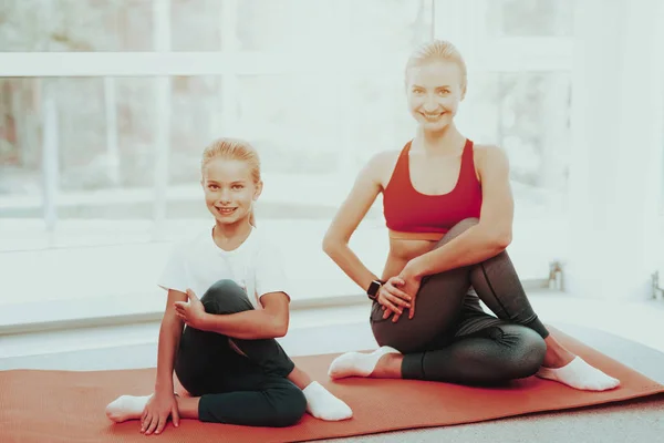 Moeder Dochter Zit Sportschool Tapijt Yoga Concept Meditatie Pose Actieve — Stockfoto