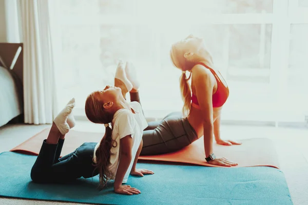 Estiramiento Entrenamiento Mamá Hija Toca Talón Concepto Yoga Belleza Gracia —  Fotos de Stock