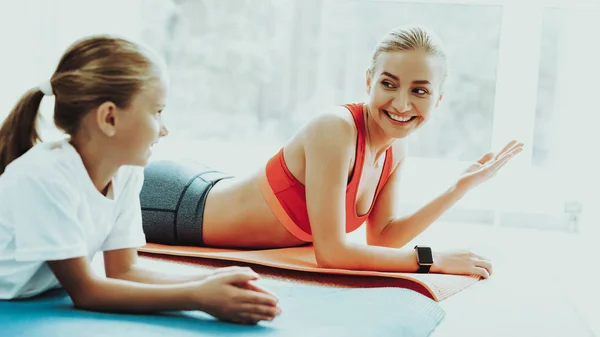 Mamá Hija Están Acostadas Las Alfombras Del Gimnasio Entrenamiento Yoga — Foto de Stock