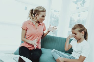 Anne kızına bağırıyor. Kavga Cncept. Sorunları çözme. Aile ilişkisi var. Çocuk uyumsuzluk. Dikkat eksikliği. Hayal kırıklığına üst. Mutsuz çocukluk. Palm gizleme yüz. Öfkeli anne.