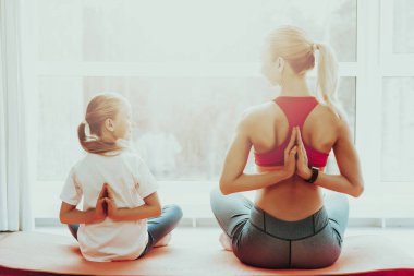 Anne ve kızı streç eğitim. Arkadan görünüm. Aktif yaşam tarzı. Birlikte rahatlatıcı. Evde Fitness yapıyor. Holiday Leisure. Vücut dengesi. Spor eğitim. Spor salonu halı üzerinde iş dışarı. Yoga kavramı.