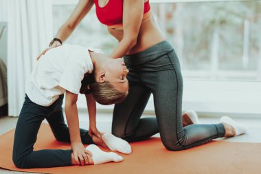 Anne ve kızı streç eğitim. Topuk dokunmatik. Yoga kavramı. Güzellik ve zarafet. Aktif yaşam tarzı. Birlikte rahatlatıcı. Evde Fitness yapıyor. Holiday Leisure. Vücut dengesi. Spor egzersiz.