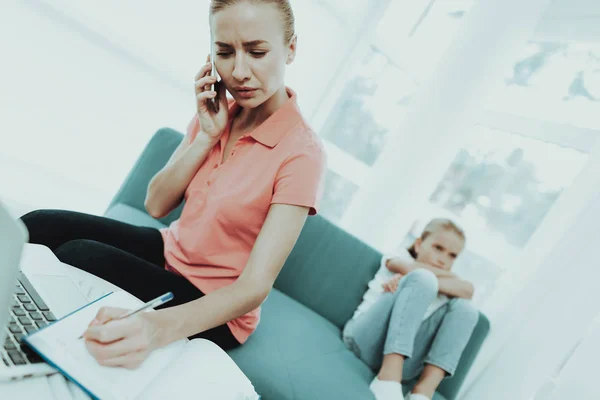 Mamá Trabaja Desde Casa Hija Trastornada Sofá Padre Ocupado Problemas — Foto de Stock