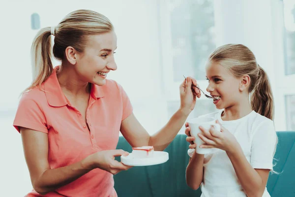 Tochter Schenkt Einer Mutter Eine Herzförmige Torte Familienbeziehungskonzept Aktivurlaub Schöner — Stockfoto